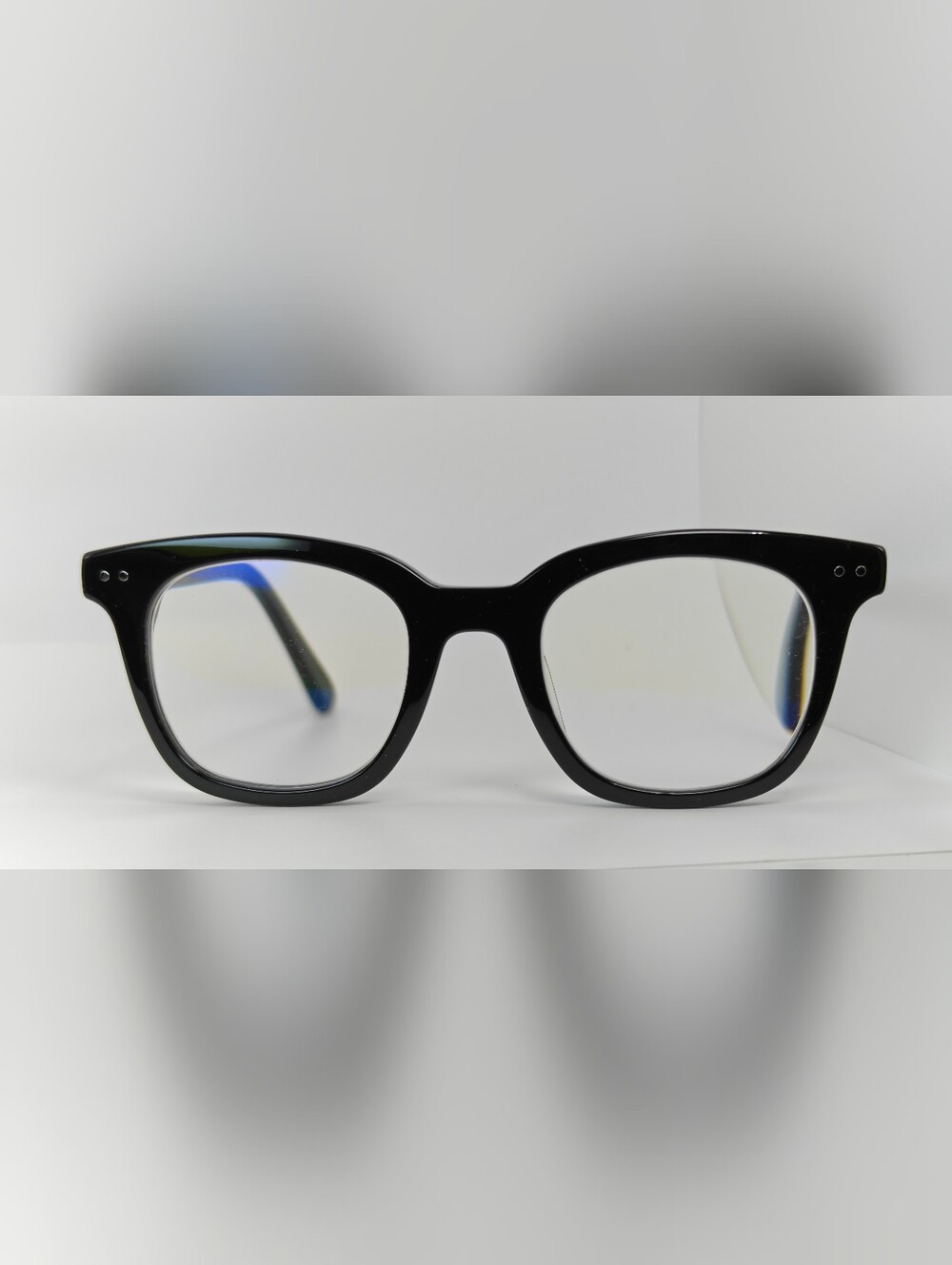 Romy. Classic Square Black Black Eyewear.